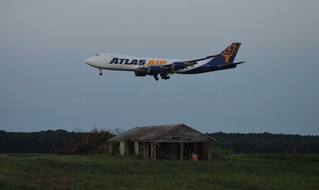 BOEING 747-8 (N854GT) - N854GT on final approach runway 36L at Huntsville International airport.