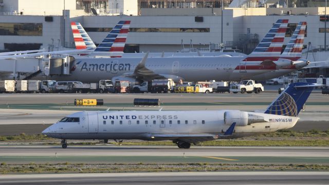 Canadair Regional Jet CRJ-200 (N916SW) - Taxiing to gate at LAX