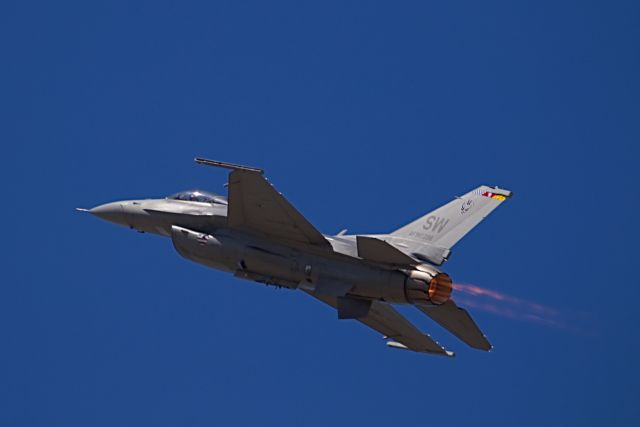 Lockheed F-16 Fighting Falcon —