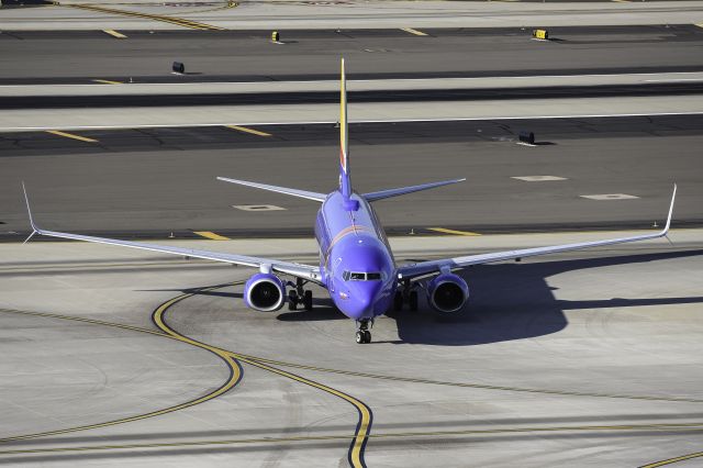 Boeing 737-800 (N8681M)