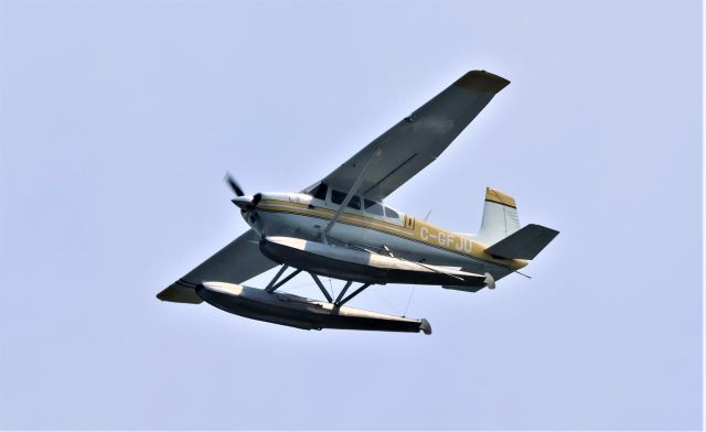 Cessna Skywagon 180 (C-GFJU) - C-GFJU CESSNA SKYWAGON 180-C survolant le fleuve St-Laurent QC. à Lavaltrie le 15-07-2023 à 19:31