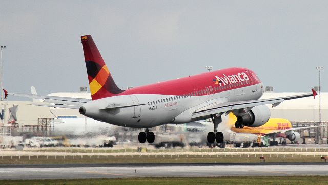 Airbus A321 (N567AV) - MIAMI INT AIRPORT, ATERRIZAJE POR PISTA 9. VISTA DESDE EL DORADO