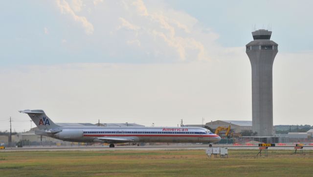 McDonnell Douglas MD-80 (N9401W) - Taxiing after landing 35R