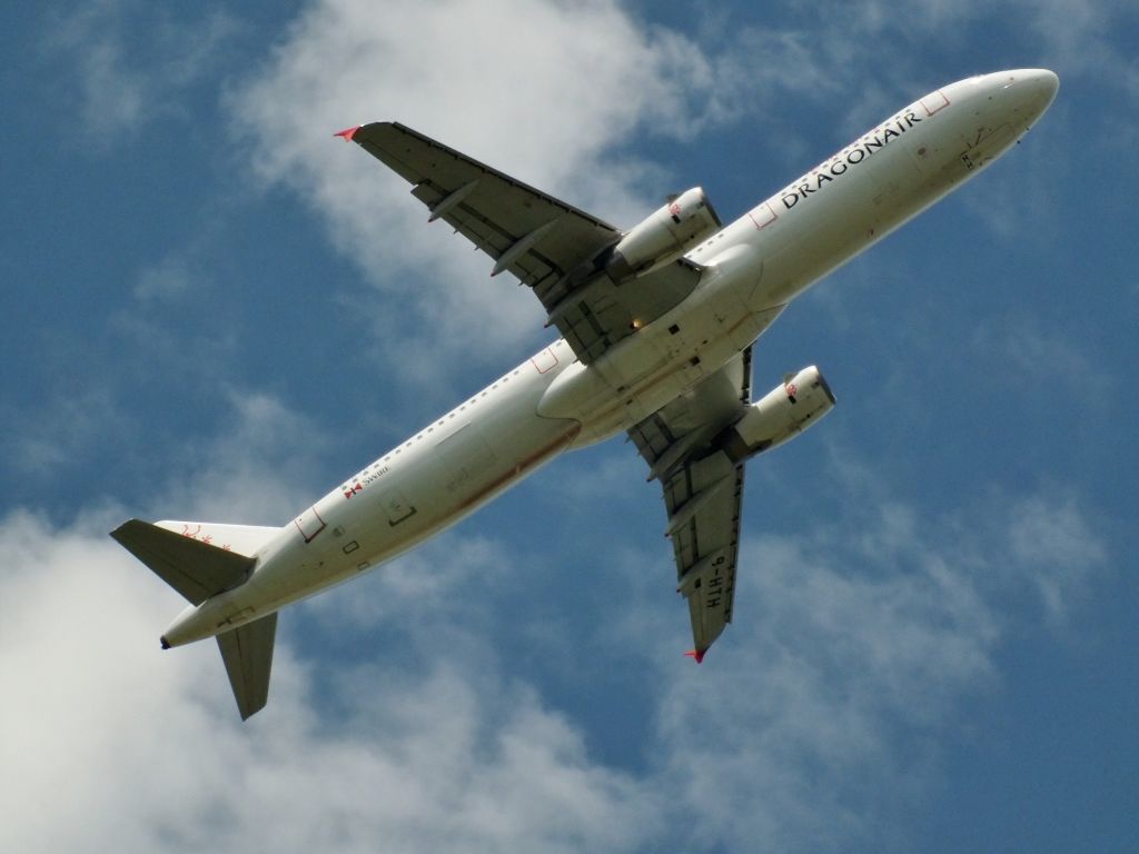Airbus A321 (B-HTH)