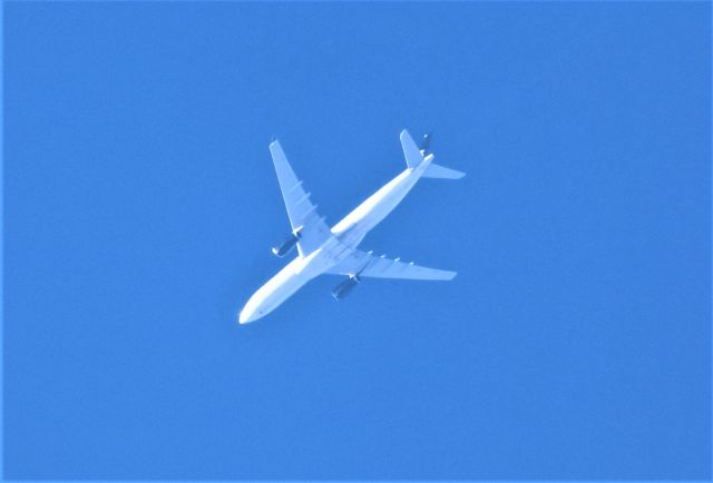Boeing 777-200 (N78001) - N78001 Boeing 777-224 ER United Airlines UA47 survolant la ville de Lavaltrie QC. 24-10-2022 à 15:24