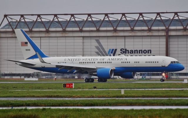 09-0016 — - usaf c-32a 09-0016 arriving at shannon 29/3/14.