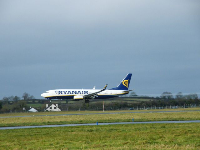 Boeing 737-800 (EI-DYP) - EI-DYP BOEING 737 8AS WL  CN 37515/2729 LANDING SHANNON 11/12/2010 WITH TRAILS OFF WINGS I GUESS FROM THE COLD