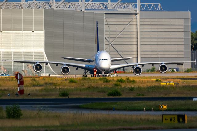 Airbus A380-800 (D-AIML) - evening