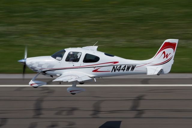 Cirrus SR-22 (N44WW)