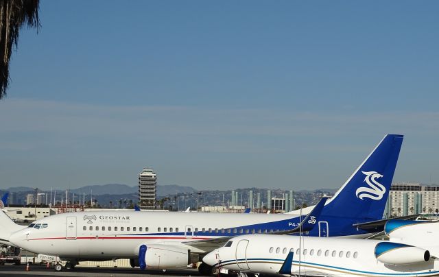 Boeing 737-700 (P4-SJM)