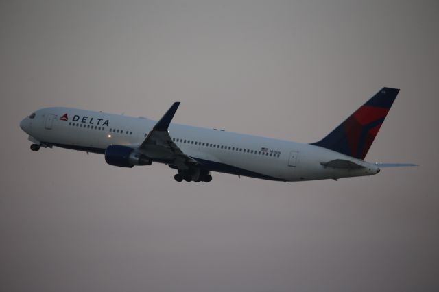 BOEING 767-300 (N178DN)