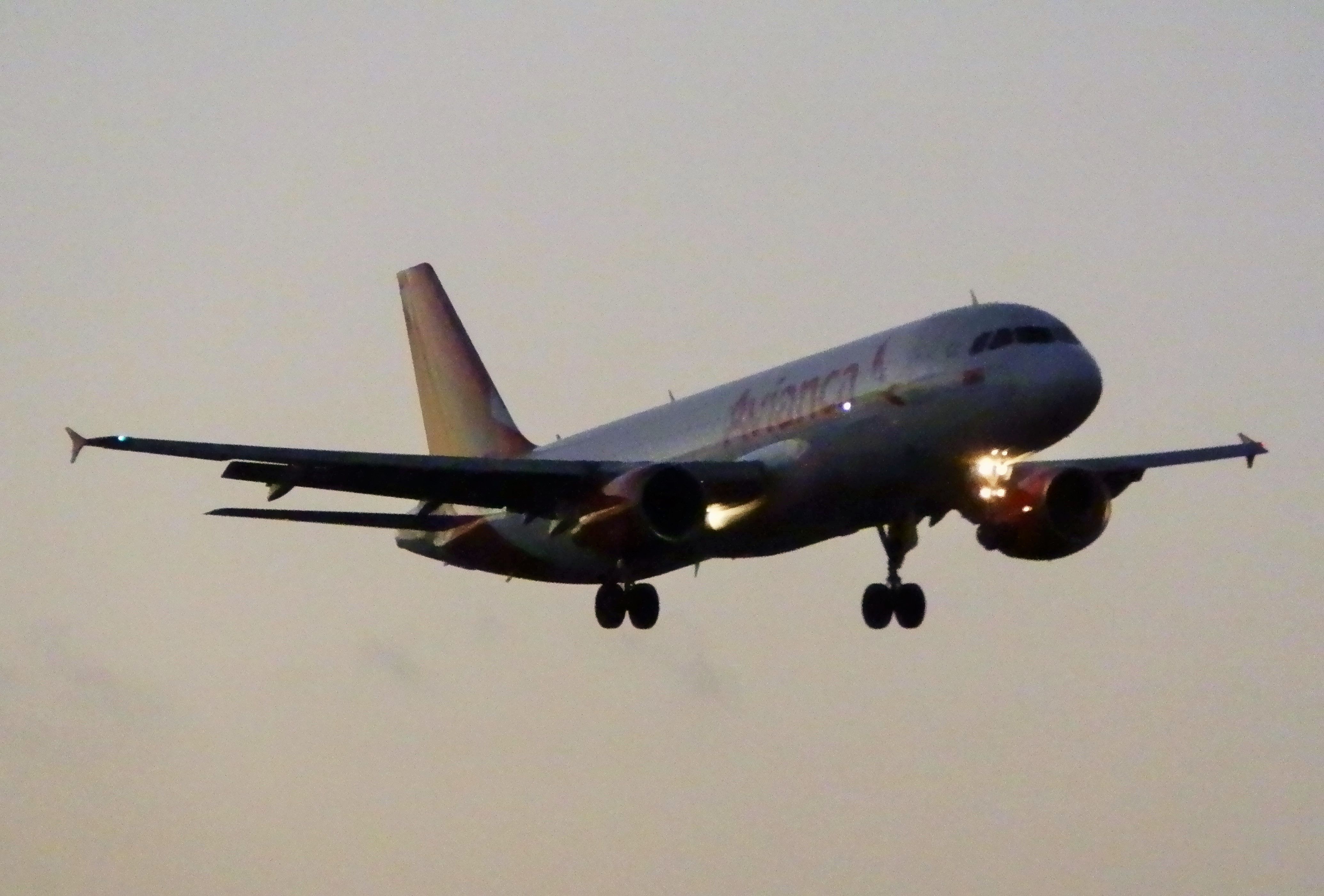 Airbus A320 (N664AV)