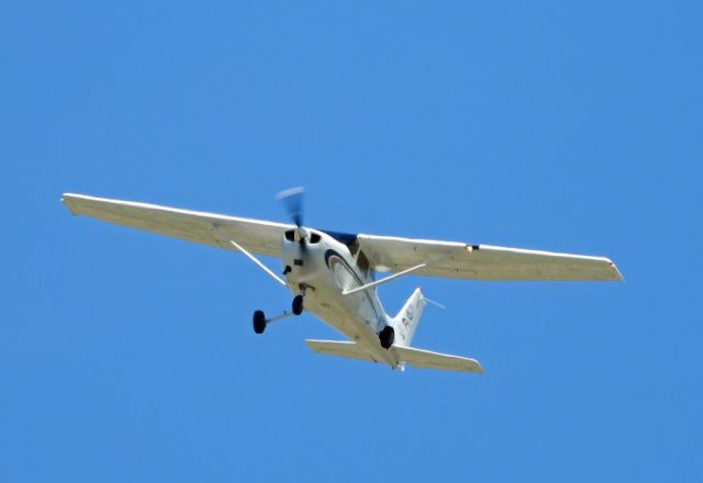 Cessna Skyhawk (N328ME) - Cross wind from 27 at Carson City