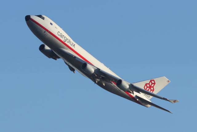 Boeing 747-400 (LX-NCL) - 'Cargolux 58 Foxtrot' to Luxembourg climbing out on the 'Breezy Point' departure