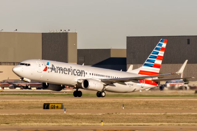 Boeing 737-800 (N836NN)