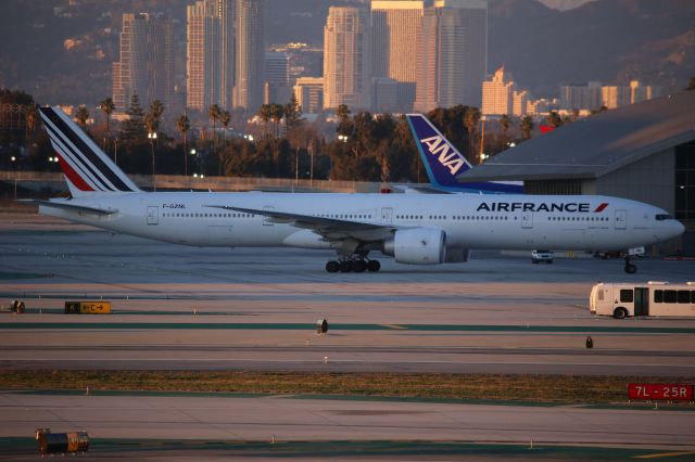 BOEING 777-300ER (F-GZNL)