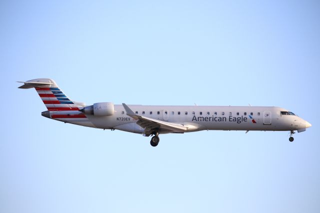 Canadair Regional Jet CRJ-700 (N720EV)