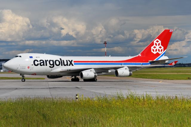 Boeing 747-400 (LX-UCV) - Cargolux Boeing Boeing 747-4R7(F)at YYC on June 30.