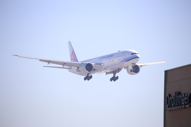 BOEING 777-300ER (B-18002)