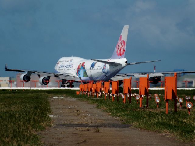 Boeing 747-400 (B-18203)