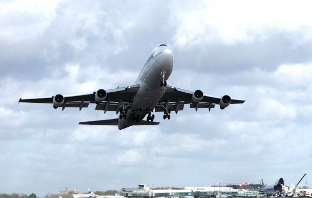 Boeing 747-200 (F-HSEX) - J'ai retrouvé dans mes archives cette vieille photo de 2006 ou l'on peut voir au fond le chargement d'un Beluga