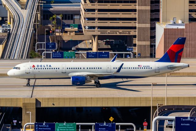 Airbus A321 (N361DN) - A Delta Airlines A321 taxiing at PHX on 1/25/23. Taken with a Canon R7 and Tamron 70-200 G2 lens.