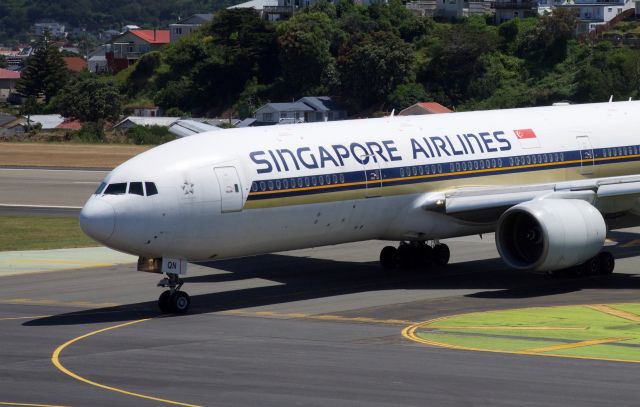 Boeing 777-200 (9V-SQN) - A Singapore Airlines 777-200ER vacating the runway at Wellington after arriving an hour and a half late from Melbourne. 