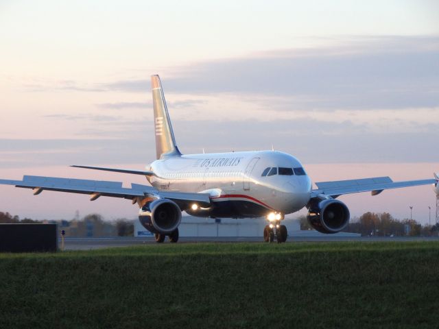 Airbus A319 (N738US)