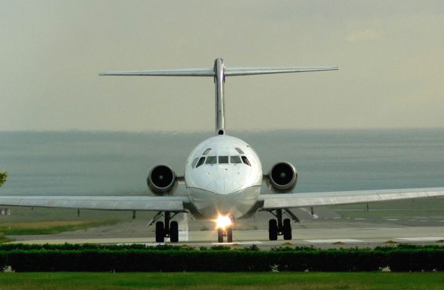 McDonnell Douglas MD-82 (YV-131T) - Taxiing on Rwy 09.