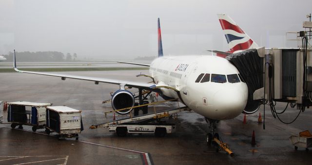 Airbus A321 (N302DN) - New Delta A321 sitting at Gate 71 at Orlando International waiting on a delayed ATL turn.