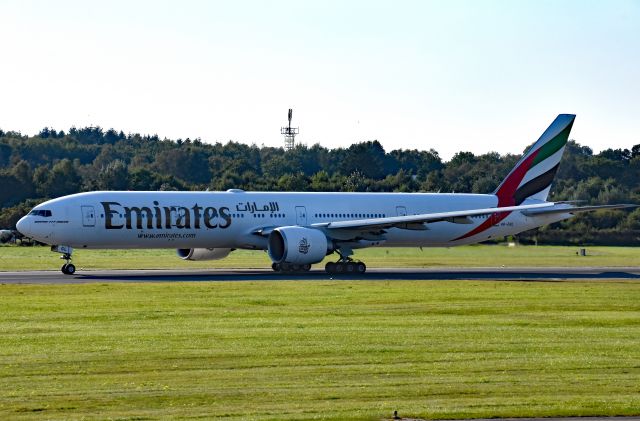 BOEING 777-300 (A6-EGL)