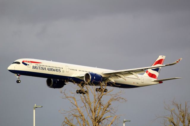 Airbus A350-1000 (G-XWBL) - A British Airways A350-1000 on final approach into LHR, landing on runway 27L.br /br /Location: Great South-West road, Heathrow.br /Date: 20.11.22 (dd/mm/yy).