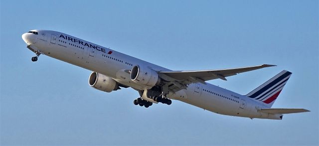 BOEING 777-300 (F-GSQM)