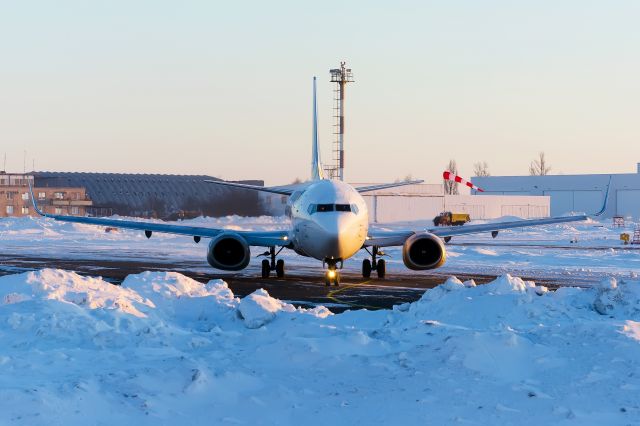 BOEING 737-300 (UR-GBA)