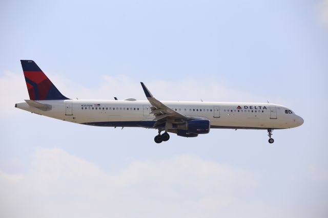 Airbus A321 (N357DN)
