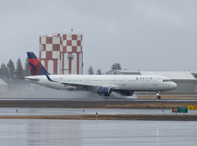 Airbus A321 (N313DN)