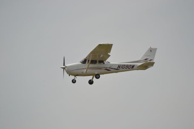 Cessna Skyhawk (N1090W) - Landing KFSD - 6-6-2012