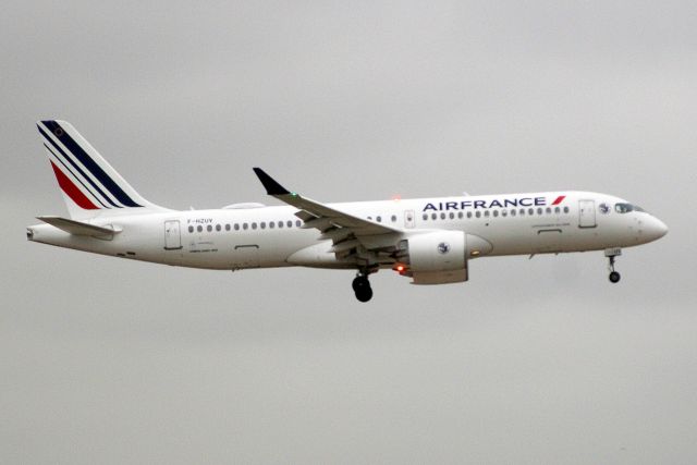 Airbus A220-300 (F-HZUV) - On short finals for rwy 09L on 31-Aug-23 operating flight AFR1180 from LFPG.