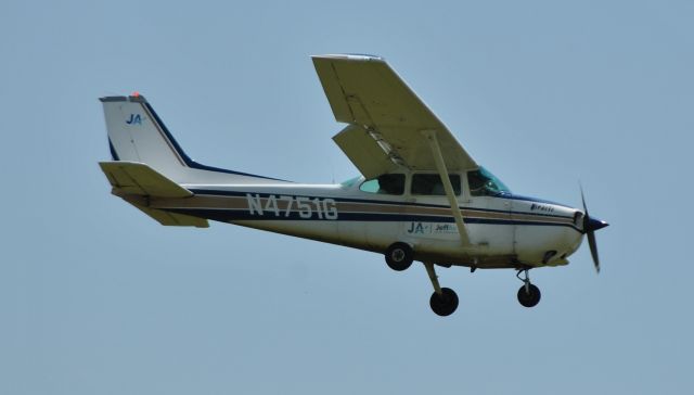 Cessna Skyhawk (N4751G) - Taken from Indy South gravel parking lot