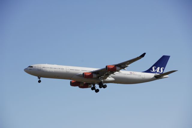 Airbus A340-300 (LN-RKF) - Final Approach to NRT Airport Airport Runway 34L on 2011/12/30