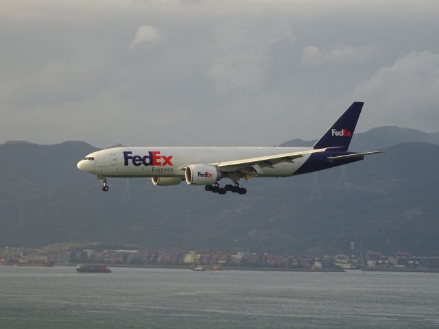 BOEING 777-200LR (N855FD)