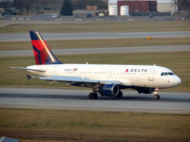 Airbus A319 (N329NB)
