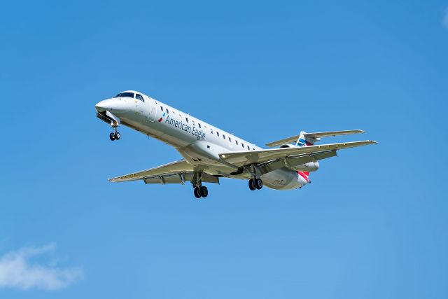 Embraer ERJ-145 (N690AE)