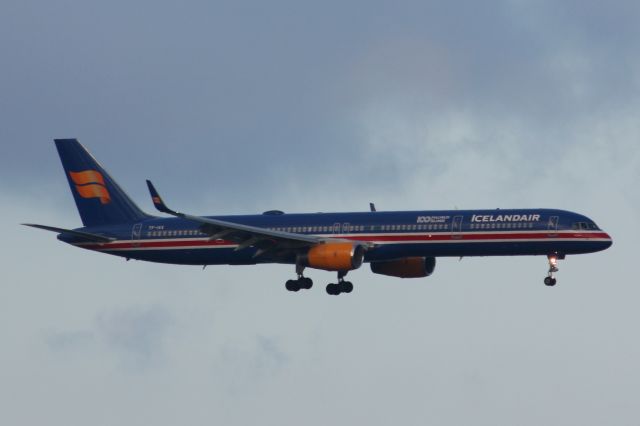 BOEING 757-300 (TF-ISX)