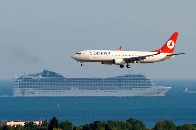 Boeing 737-700 (TC-JGD) - Final approach to runway 05 with curise ship on backgroud