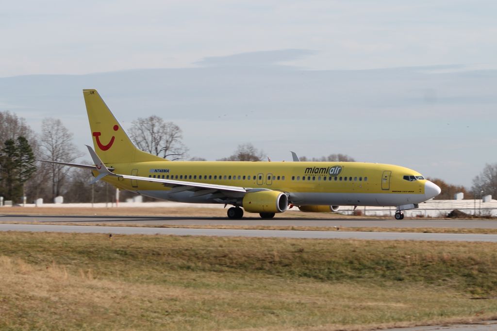 Boeing 737-700 (N748MA)