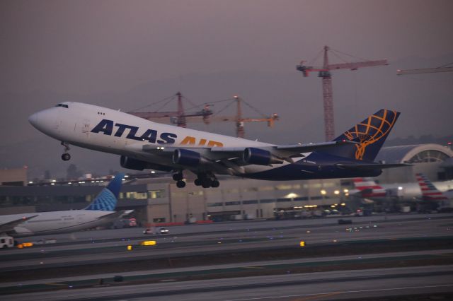 Boeing 747-400 (N485MC)