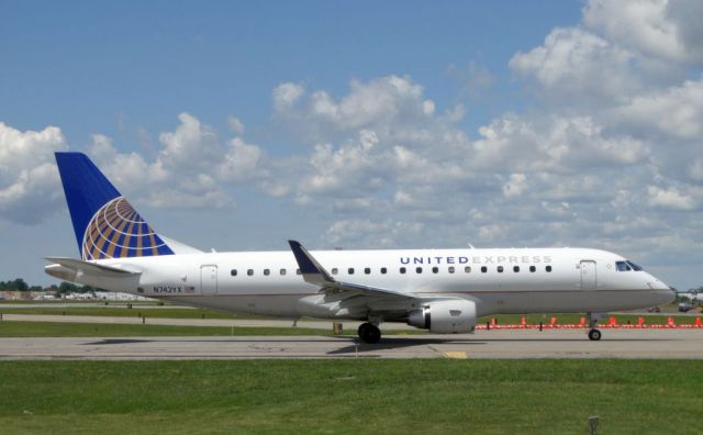 Embraer 170/175 (N742YX)