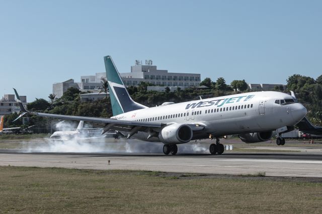 Boeing 737-800 (C-GWSR)