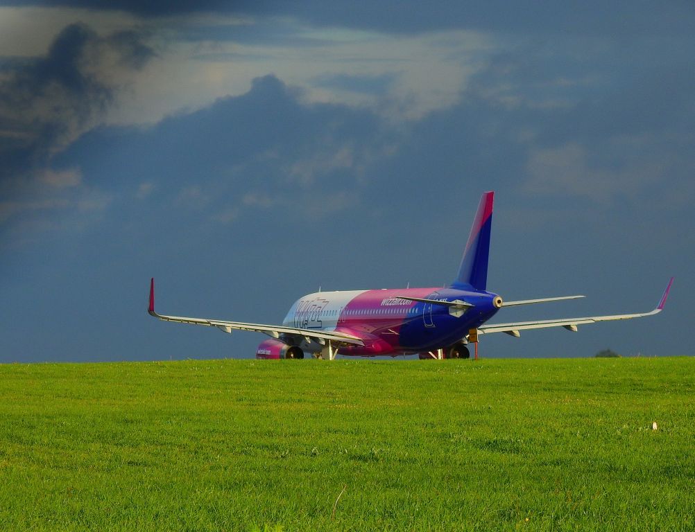 Airbus A320 (HA-LWE) - EPLB